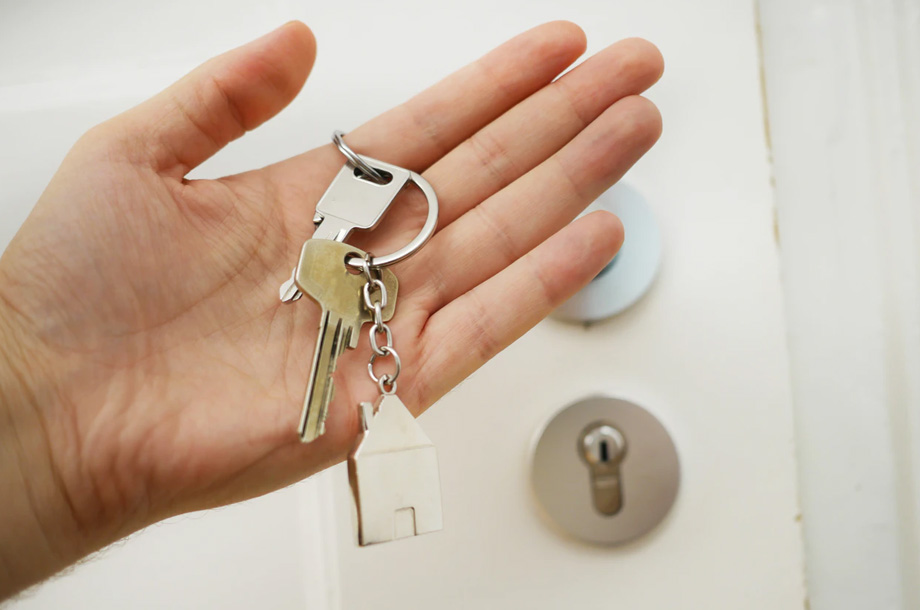 Holding keys | Thompson Insurance | Landlord Insurance